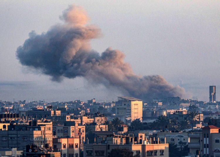 Israeli warplanes carry out intense airstrikes on residential neighborhoods in Khan Yuins 11 - Egyptian Gazette A picture taken from Rafah shows smoke billowing over Khan Yunis in the southern Gaza Strip during Israeli bombardment on December 30, 2023, amid ongoing battles between Israel and the Hamas movement. (Photo by AFP)