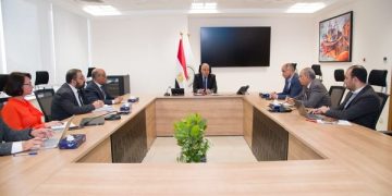 Irrigation minister discusses feasibility study on improving water management resources at canals