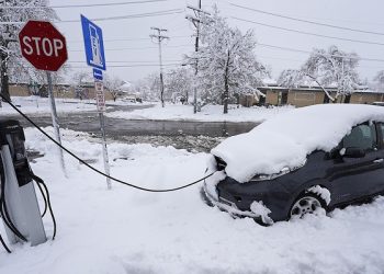 Colorado snow storm knocks out power for thousands