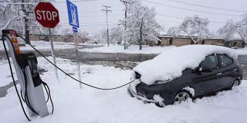 Colorado snow storm knocks out power for thousands