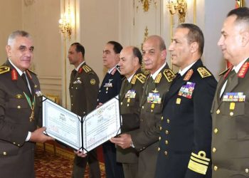 Defense minister honours retired army commanders