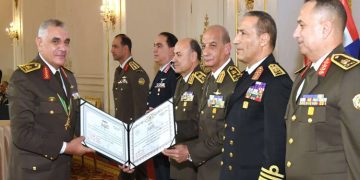 Defense minister honours retired army commanders
