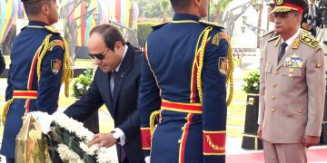 Sisi lays wreath at tomb of unknown soldier