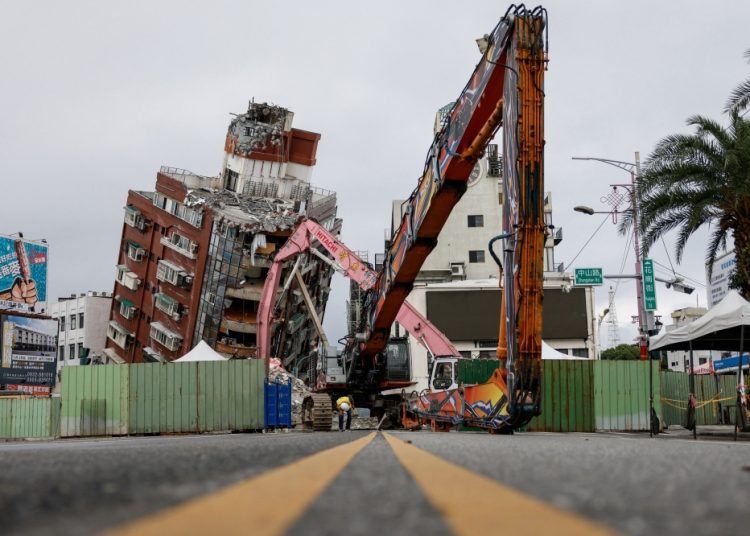 Taiwan earthquake death toll rises to 13, hundreds still stranded 1 - Egyptian Gazette