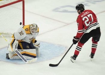 Predators beat Blackhawks 5-1