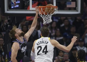 Barnes leads Kings past Jazz