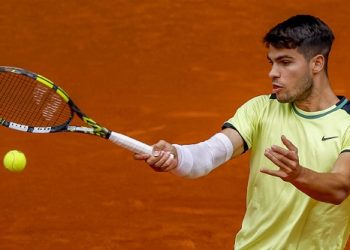 Alcaraz passes test of fire in Madrid