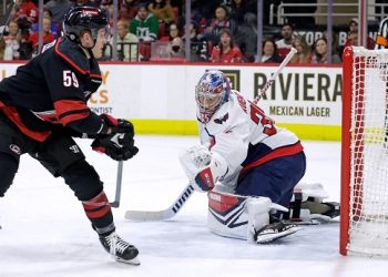 Penguins hold on to beat Lightning