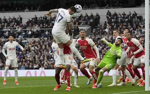 EPL: Manchester City closes gap on Arsenal 1 - Egyptian Gazette Tottenham's Cristian Romero attempts to score during the English Premier League match against Arsenal in London.