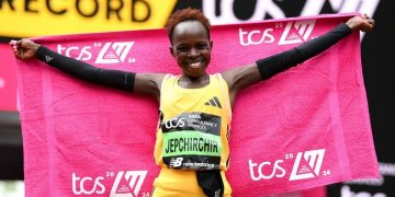 Peres crushes world record in London
