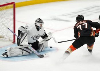 Roy propels Kings to win over Ducks