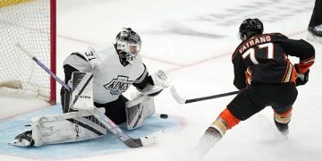 Roy propels Kings to win over Ducks 1 - Egyptian Gazette Roy propels Kings to win over Ducks
