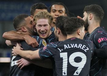 Man City stays on course for EPL title