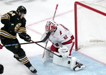 Hurricanes defeat Bruins 4-1