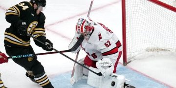 Hurricanes defeat Bruins 4-1