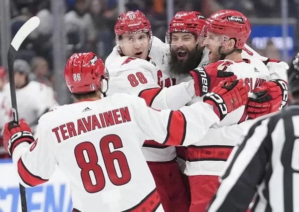 Hurricanes stun Islanders 3-2 for 3-0 series lead 1 - Egyptian Gazette Carolina Hurricanes' players celebrate after scoring against the New York Islanders during the first period of Game 3 of an NHL hockey Stanley Cup first-round playoff series.