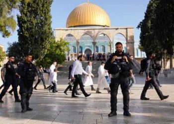 Hundreds of settlers storm Al Aqsa Mosque on 6th day of Passover