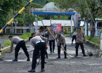 Remote Indonesia volcano erupts again after thousands evacuated