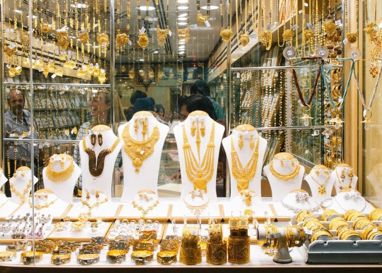 Local gold prices fall shrugging off world spike 1 - Egyptian Gazette