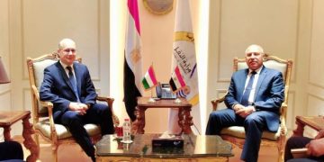 Wazir, Hungarian amb. review deal on supplying 1,350 railway cars