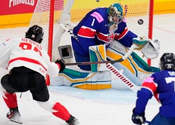 Canada downs Denmark at worlds