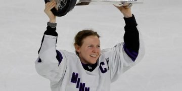 Minnesota crowned 1st-ever Women’s Hockey