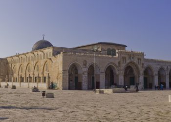 Israeli settlers storm into Aqsa