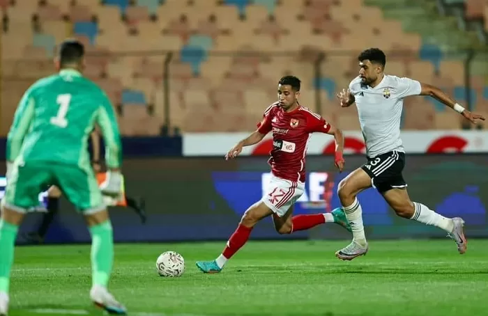 Egyptian Premier League round-up: Zamalek suffers as Ahly, Pyramids claim wins 1 - Egyptian Gazette Al-Ahly’s Moroccan winger Reda Slim (C) tries to control the ball against El-Gouna defender during their match at the Egyptian Premier League.