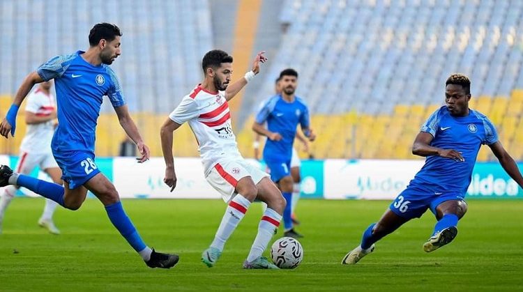 Zamalek’s striker Seif Gaafar (C) controls the ball against Smouha’s players during their match at the Egyptian Premier League.