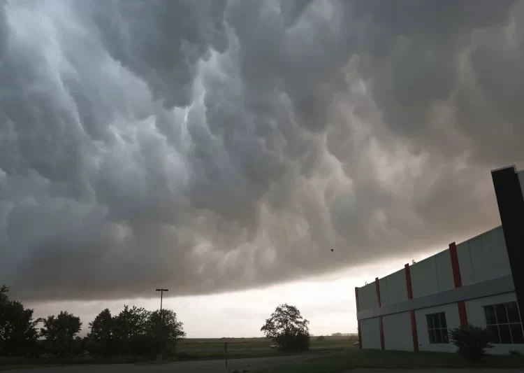 Tornado overturns trucks and damages homes as Texas and Oklahoma residents told to seek shelter 1 - Egyptian Gazette