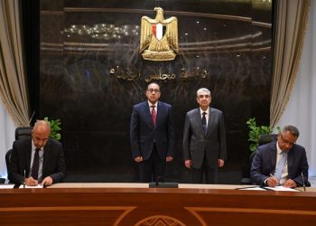 Madbouli witnesses inking of land deals to implement 2 electricity projects in Sohag