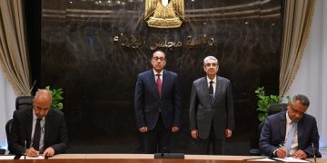 Madbouli witnesses inking of land deals to implement 2 electricity projects in Sohag