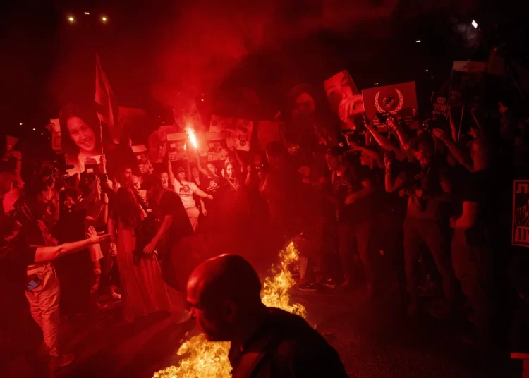 Scuffles erupt between police, protesters demanding return of Israeli hostages still held in Gaza 2 - Egyptian Gazette Scuffles erupt between police, protesters demanding return of Israeli hostages still held in Gaza 1 - Egyptian Gazette