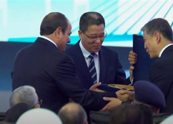 Haier Group vice chairman presents souvenir to President Sisi