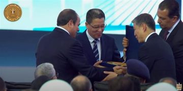 Haier Group vice chairman presents souvenir to President Sisi
