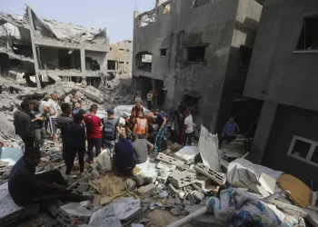 Airstrike kills 27 in central Gaza and fighting rages as Israel’s leaders are increasingly divided