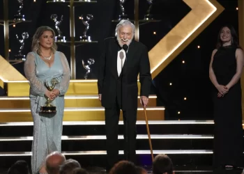 Dick Van Dyke becomes the oldest Daytime Emmy winner at age 98 for guest role on ‘Days of Our Lives’