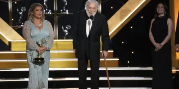 Dick Van Dyke becomes the oldest Daytime Emmy winner at age 98 for guest role on ‘Days of Our Lives’