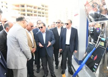 Petroleum minister, Suez governor open petrol, gas stations