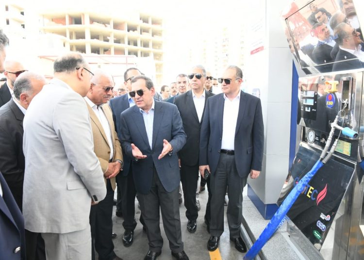 Petroleum minister, Suez governor open petrol, gas stations 2 - Egyptian Gazette Petroleum minister, Suez governor open petrol, gas stations 1 - Egyptian Gazette