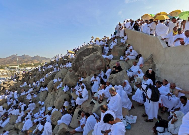 Pilgrims ascend Mountain of Arafat 1 - Egyptian Gazette