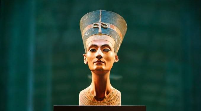 Nefertit's bust is presently exhibited at the Neues Museum in Berlin.