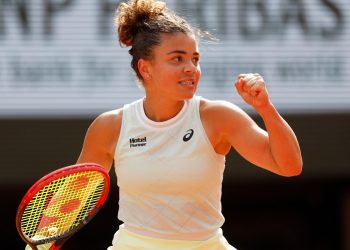 Swiatek sets up French Open final with Paolini