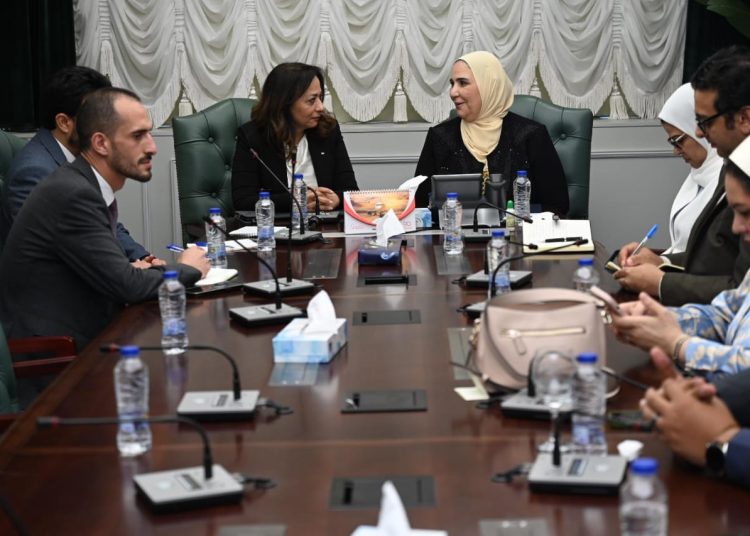 Social Solidarity min. hails Egyptian Red Crescent's support for Palestinians 2 - Egyptian Gazette Social Solidarity min. hails Egyptian Red Crescent's support for Palestinians 1 - Egyptian Gazette