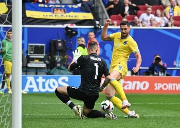 Romania and Slovakia eye Euro last-16 place