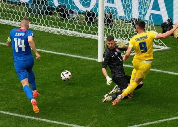 Ukraine keeps Euros hopes alive