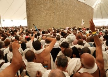 Haj pilgrims ‘stone the devil’ as Muslims mark Aidiladha