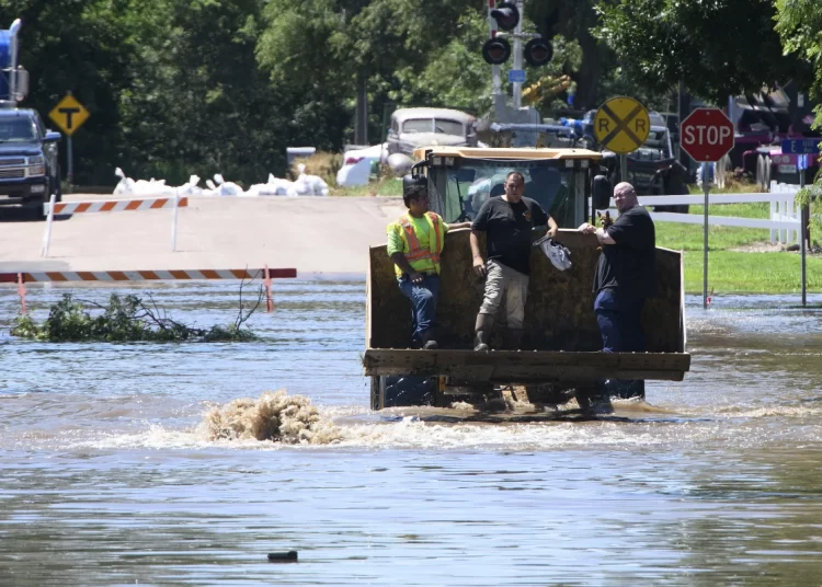 Flooding forces people from homes in some parts of Iowa while much of US broils again in heat 2 - Egyptian Gazette Flooding forces people from homes in some parts of Iowa while much of US broils again in heat 1 - Egyptian Gazette