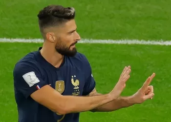 Giroud confirms France retirement