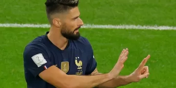 Giroud confirms France retirement